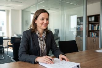 Femme d'affaires souriante au bureau en pleine transition